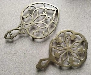 2 schöne alte Messing Topf Untersetzer mit Füßchen Dekorativ  - Bild 1 von 10