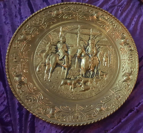 Vintage DECORATIVE faux-gold brass HANGING WALL DISC PLATE 16" FOX HUNTING +dogs Cover