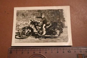 tolles altes Foto  - Junge auf Oldtimer Motorrad - Marke ??? - Picture 1 of 4