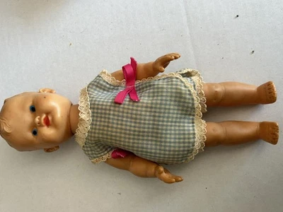 Muñeca bebé vintage 1948 pelo moldeado ojos azules guinga traje mameluco ribete de encaje Foto 1 de 4