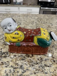 Scatola portagioie vintage porcellana cinese buddista figura cuscino ragazzo con coperchio - Foto 1 di 6
