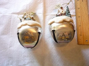 2 Thomas Kinkade SCHLITTENGLOCKEN - Neu mit Etikett - Weihnachtsschmuck - ASHTON DRAKE GALLERIES - Bild 1 von 3