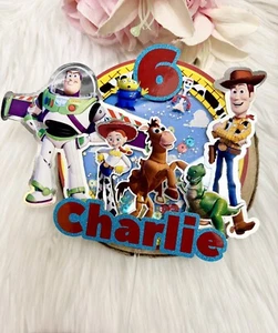 Cake Topper 3D Shaker für Toy Story Mottoparty - mit Namen und Alter Woody Buzz - Bild 1 von 2