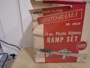 AMERICAN FLYER AUTO-RAMA 19319 14 PZ PLASTICA RAMPA AUTOSTRADA SET NUOVO IN SCATOLA DANNEGGIATA - Foto 1 di 8
