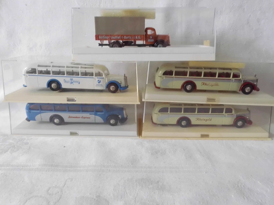 Brekina Autobus 05000, 4 Stück und ein LKW Pritsche L325 - Bild 1 von 1