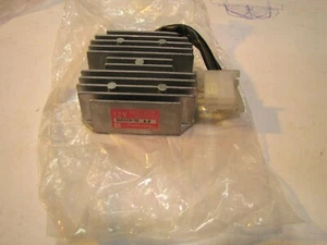 Voltage Regulator Original Piaggio Hexagon GT250 BJ 98-01 495186 - Picture 1 of 1