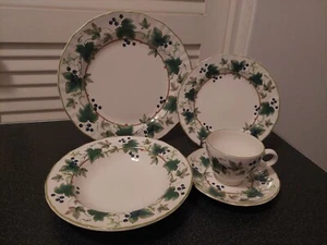 Mikasa Dinner Set 30 piece 'Chelsea Vine' Pattern, Excellent Condition - Picture 1 of 6