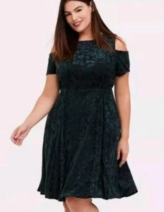 Vestido de Terciopelo Verde Tórrido Talla 2X Patinador Burnout Hombro Frío Plisado Imitación Animal - Imagen 1 de 15