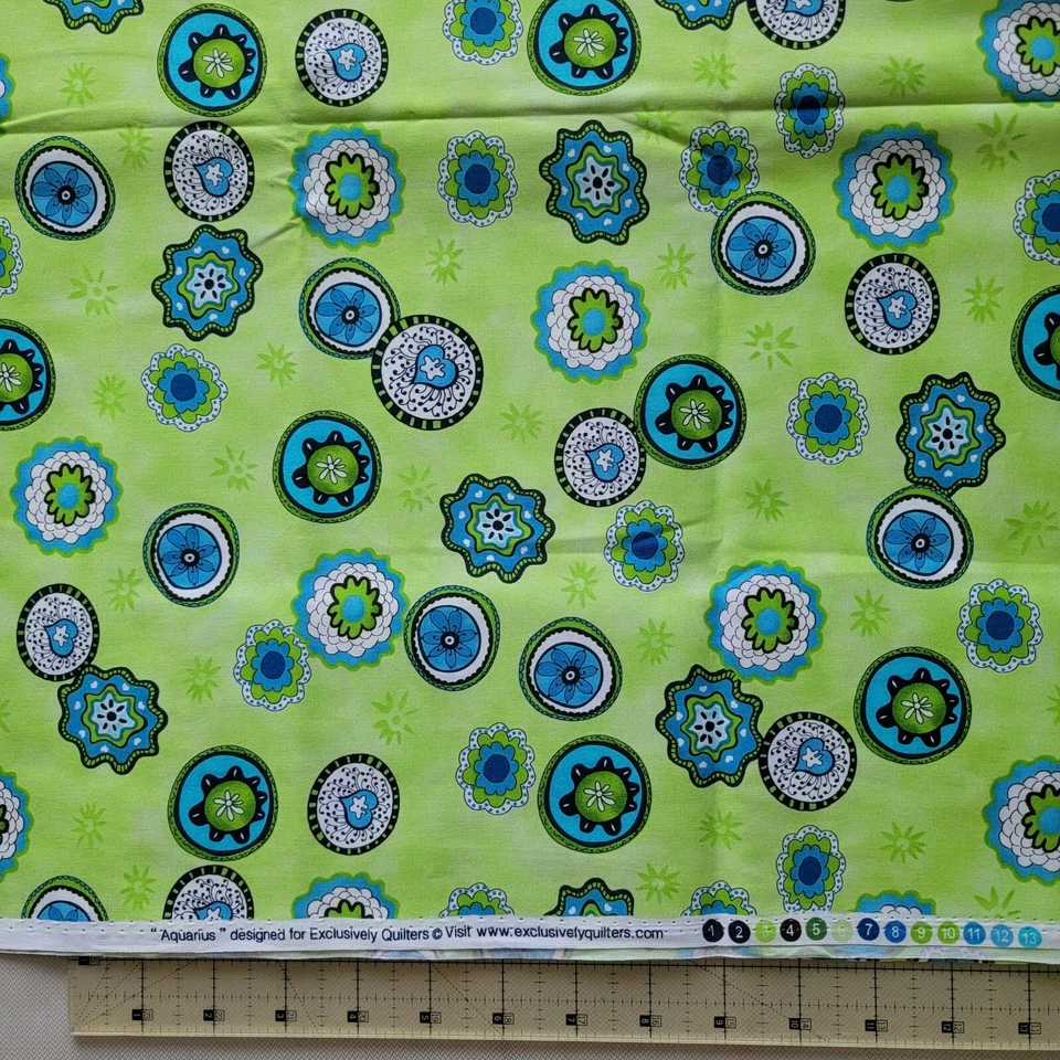 2 yardas Aquarius Exclusively Quilters algodón, fuera de uso, verde lima, azul, negro, blanco Foto 1 de 1
