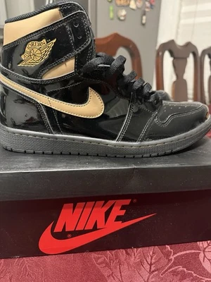 Jordan 1 retrô preto metálico dourado tamanho 12,5 - Imagem 1 de 4