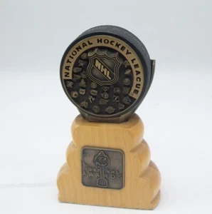 TONY GRANATO Autographed Signed NHL 1997 Awards Puck with Wood stand - Picture 1 of 7