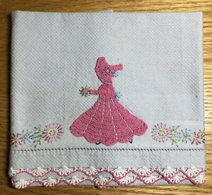 Toalla de té de mano vintage crochet crinolina dama rosa bordada gris claro - Imagen 1 de 9