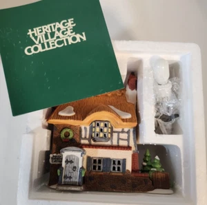 Departamento 56 Dickens Village Series Betsy Trotwood's Cottage pintado a mano #5550-6 - Imagen 1 de 13