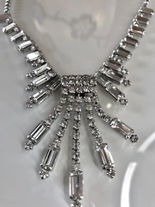 ATEMBERAUBENDE QUALITÄT VINTAGE 50ER JAHRE WEISS BAGUETTE & RUNDE STRASS QUASTE HALSKETTE - Bild 1 von 10