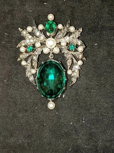 Signed ART pearl beads & green, rhinestones dangling charm gold tone pin brooch - Picture 1 of 12