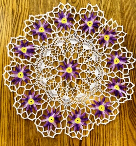 Mesa de flores moradas de ganchillo superpuesta floral granja redonda hecha a mano - Imagen 1 de 5