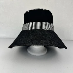 Cappello da sole Vince Camuto nero con righe bianche logo charm stile secchiello - Foto 1 di 12