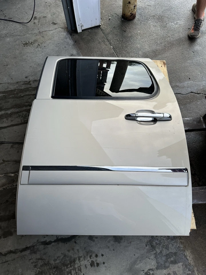 Chevrolet Tahoe/GMC YUKON 2007-2014 PUERTA TRASERA IZQUIERDA NIEBLA DORADA DEFECTO METÁLICO Foto 1 de 4