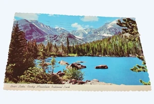Vintage 1975 malerischer Bear Lake Rocky Mountain Nationalpark Postkarte gewellte Kanten - Bild 1 von 2