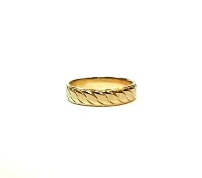 VINTAGE 14K YELLOW GOLD BAND RING WITH ETCHED ETERNITY DETAILS SIZE 5 1/2 - Image 1 of 3