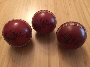 ADAM GILCHRIST - HAND SIGNED FULL SIZE CRICKET BALL - THE ASHES - WICKETKEEPING - Picture 1 of 3