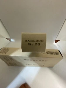 NUEVO Lápiz Labial Burberry Líquido Terciopelo Labial Oxblood Nº 53 Tamaño Completo Rojo Oscuro Mate - Imagen 1 de 5