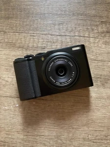 Fujifilm Fuji XF10 Compact Digital Camera with Fixed 18.5mm f/2.8 - Picture 1 of 9