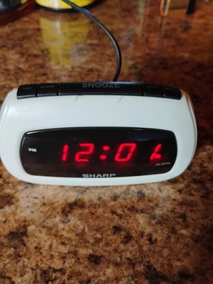 VINTAGE SHARP MINI ALARM CLOCK MODEL # SPC085 WITH BATTERY BACKUP SILVER/BLACK - Image 1 of 4