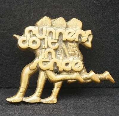 WC05128 LEGAL VINTAGE DÉCADA DE 1970 RECORTE *CORREDORES FAZEM ISSO EM PASSO* FIVELA DE LATÃO SÓLIDO - Imagem 1 de 2