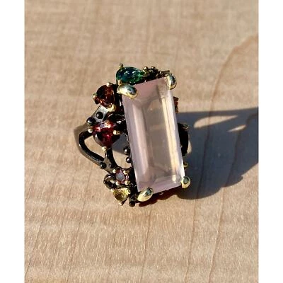 Anillo de cuarzo rosa con pedrería de ley, pátina oscura Foto 1 de 4