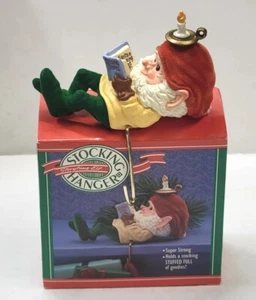 1988 Hallmark Storytime Elfenstrumpf Aufhänger Elfe mit Buch beflockte Beine roter Hut - Bild 1 von 7