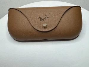 Es handelt sich um ein braunes Lederetui für Ray-Ban Brillen. - Bild 1 von 7