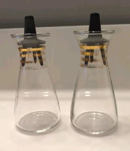 Vintage Pyrex Klarglas SALZ & PFEFFERSTREUER ~ Goldrand Streifen & schwarze Deckel - Bild 1 von 4