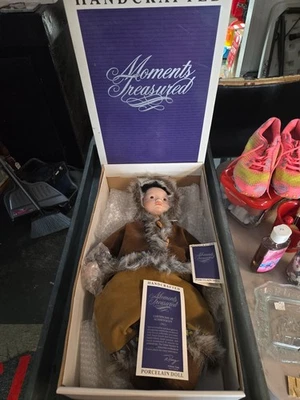 NUEVO ANOUK Moments Treasured Nativo Esquimal Niño Muñeca de Porcelana 20" con Caja y Certificado de Autenticidad Foto 1 de 4