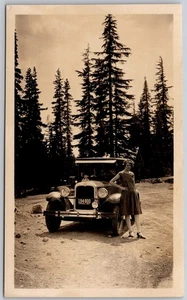 1927 Oldtimer Oregon Auto Foto Frau von Antik Auto mit Bäumen - Bild 1 von 2