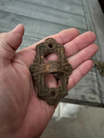 RARE ANTIQUE ART CRAFT VICTORIAN CAST IRON WALL MOUNT SWING ARM OIL LAMP BRACKET Cover