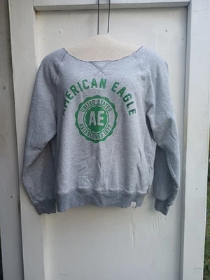 Sudadera gris American Eagle pequeña para mujer estampado gráfico cuello grande apertura Foto 1 de 4