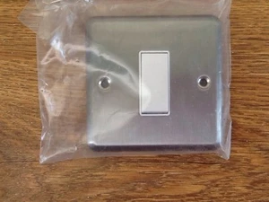 Eaton A021SS 1G 2Way 10A Aura Plate - Picture 1 of 2