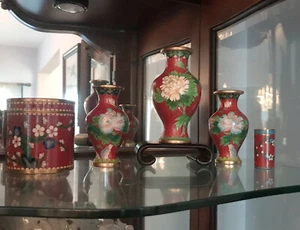 Lot 5 Small ANTIQUE CHINESE VASE SET ENAMEL CLOISONNE FLOWERS ON BRASS - Picture 1 of 11