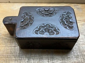 Antica scatola vintage legno intagliato coperchio superiore perno aperto design capesante resistente - Foto 1 di 10