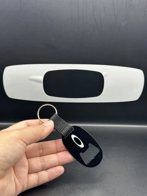 Llavero abrebotellas Oakley negro Foto 1 de 4