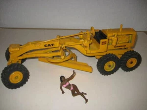 CATERPILLAR NO.12 MOTOR GRADER ERTL 1:24  - Picture 1 of 4