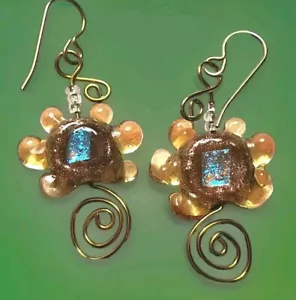 Ausgefallene dichroitische Glas Blume Ohrringe Handarbeit goldfarben Tropfen Hänger - Bild 1 von 8