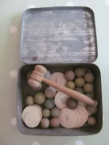 UNGEWÖHNLICHE ANTIKE TISCHKROCKET ART SPIELHAMMER & BÄLLE IN EINER SPIELER-MARINE GESCHNITTENEN ZINN - Bild 1 von 8