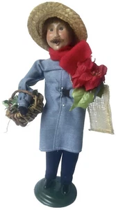 Cesta de vino Byers Choice Caroler Man sosteniendo acebo poinsettia firmada con fecha 1997 - Imagen 1 de 9
