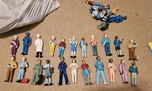 Lote de 28 figuras de juguete vintage de casa de muñecas FP - Imagen 1 de 3