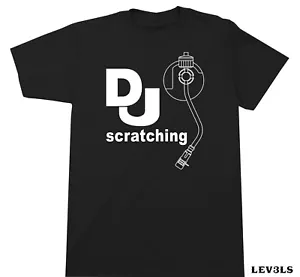CAMISETA DE DJ SCRATCH DJ LOGOTIPO RASCADO 1200 TOCADISCOS MÚSICA VINILO DISCOS RETRO - Imagen 1 de 5