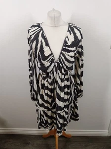 H&M Zebra Animal Print Crinkle Fabric Long Sleeve Dress BNWT Size M Stretchy - Picture 1 of 6