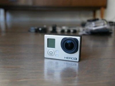 GoPro Hero 3 en très bon état avec de nombreux accessoires - Photo 1/4