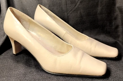 ANN MARINO WOMENS LIGHT IVORY 2 1/2 INCH HEEL LEATHER PUMPS SIZE US 7M - Image 1 of 4